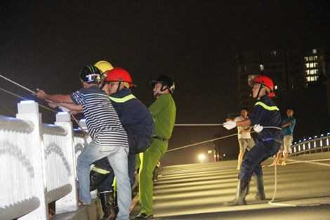 Hàng trăm cảnh sát được điều ra hiện trường ứng cứu.