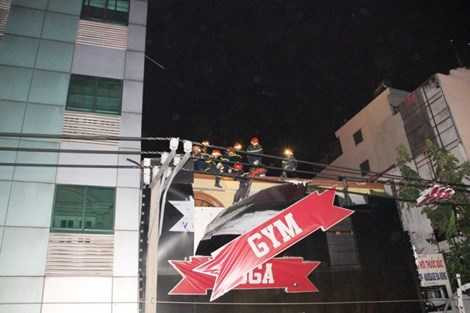 Trăm cảnh sát trắng đêm ứng cứu bảng hiệu khổng lồ đổ sập