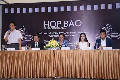 (Trái qua) Nhà sản xuất Nguyễn Tiến Hưng - CTHĐQT Hãng phim Giải Phóng; Nhà báo Nguyễn Chí Tân -Phó ban tổ chức cuộc thi; Nhà biên kịch Dương Cẩm Thúy – Chủ tịch Hội điện ảnh TPHCM và là Trưởng ban tổ chức cuộc thi DVĐATV 2015; Diễn viên Dương Cẩm Lynh và diễn viên Quốc Trường.