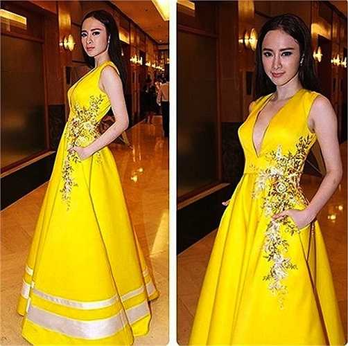 Ở bất kỳ đâu, cô cũng dễ dàng gây được sự chú ý với những khoảng hở hờ hững. 