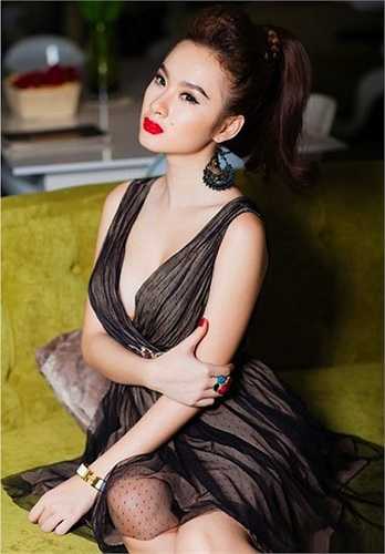 Cổ chữ V là đặc điểm thường thấy ở những trang phục của mỹ nhân sinh năm 1994. 