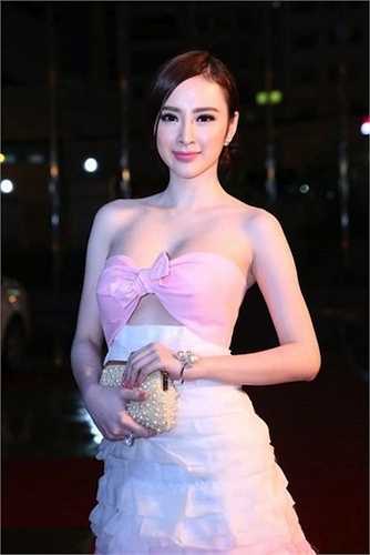 Bộ đầm thắt nơ khéo léo khoe vòng một lấp ló. 