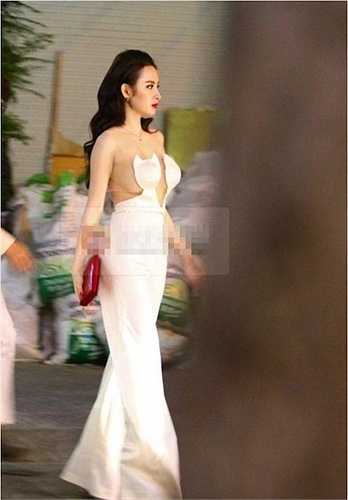 Táo bạo với đầm cut-out khoe vòng một hờ hững. 