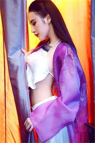 Với áo yếm, cô càng trở nên sexy dù không hở hang quá đà. 