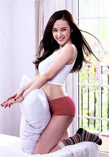 Sử hữu những đường cong nóng bỏng, Angela Phương Trinh khoe hình thể quyến rũ trong trang phục nội y, bikini, đồ ngủ sexy. 