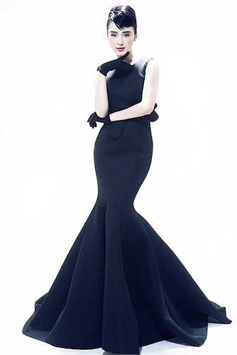 Người ta gọi Angela Phương Trinh là cô gái 'chín ép' trong showbiz Việt, vì vẻ ngoài sexy trước tuổi. 