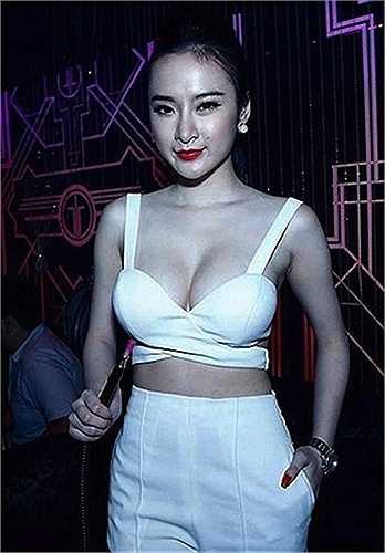 Táo bạo diện mốt bra-top đến những địa điểm giải trí. 