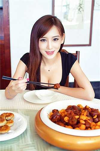 Elly Trần bắt đầu nổi danh từ năm 2010 với những bức ảnh khoe vòng 1 gợi cảm.