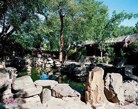 Khuôn viên Cung Vương Phủ phủ rợp bóng cây xanh và hoa. Ảnh: Zhongguo Wang