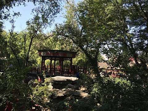 Trong Cung Vương Phủ, Hòa Thân cho xây dựng một tòa lầu trên núi nhân tạo để ngắm trăng, ngâm thơ, đọc sách. Ảnh: Baike