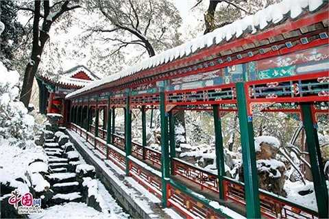 Đường lên tòa lầu này còn có một hành lang với lối đi dốc, không có bậc, biểu thị cho con đường thăng quan tiến chức luôn hanh thông của Hòa Thân. Ảnh: Zhongguo Wang.