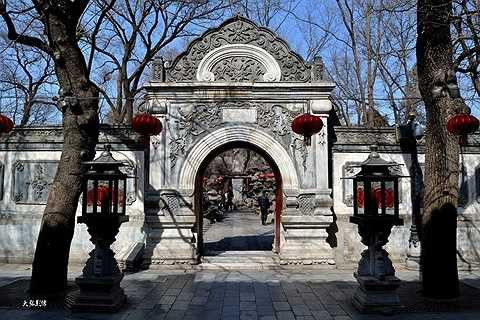 Theo sử sách, Hòa Thân là một tay chơi có hạng thời bấy giờ. Ông cho xây dựng một cổng theo kiểu phương Tây trong phủ. Ảnh: Sina.