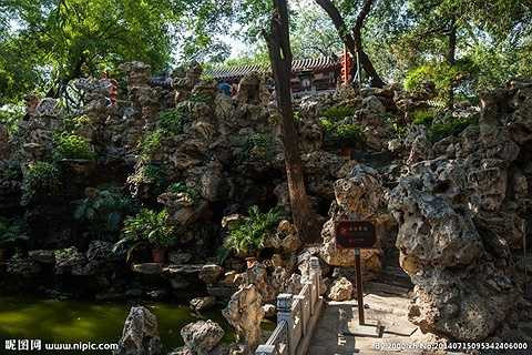 Du khách tới đây đều chú ý tới hai ngọn núi nhân tạo mà Hòa Thân cho xây dựng. Trong lòng mỗi ngọn núi, ông đặt một vật trấn trạch. Ảnh: Nipic.