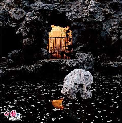 Vật trấn trạch thứ hai là chữ Phúc do chính Càn Long viết để tặng bà nội nhân dịp thượng thọ, bị Hòa Thân chiếm làm của riêng. Chữ Phúc ấy được Hòa Thân cho tạc vào một khối đá quý trong lòng núi nhân tạo. Ngày nay, khi vào Cung Vương Phủ, du khách đều được vào hang ngắm nhìn chữ Phúc này. Ảnh: Zhongguo Wang.