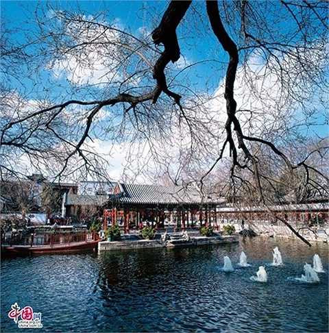 Cung Vương Phủ bây giờ khác nhiều so với thời Hòa Thân làm chủ, tuy nhiên vẫn hàm chứa tinh túy của văn hóa kiến trúc vương phủ đời Thanh. Du khách tới đây sẽ ít nhiều hiểu về cuộc sống xa hoa của Hòa Thân thời bấy giờ, đồng thời còn cảm nhận được giá trị văn hóa lịch sử mà phủ còn lưu giữ. Ảnh: Zhongguo Wang.