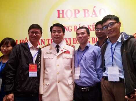 Ông Chung chụp ảnh lưu niệm cùng các phóng viên. 