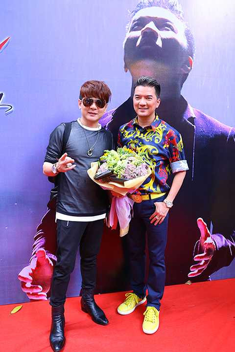 Nam ca sĩ Vũ Hà đến chúc mừng Đàm Vĩnh Hưng.