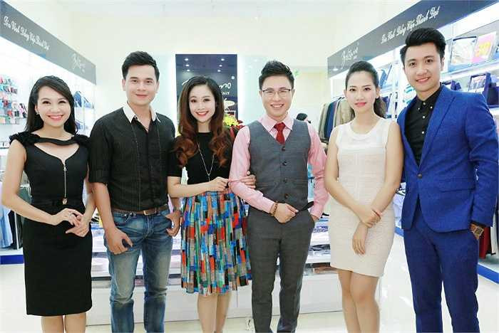 Là đại sứ của thương hiệu thời trang nam cao cấp Bolzano Italy, MC Lê Anh vui mừng khi đón đồng nghiệp, bạn bè mình - những gương mặt nổi bật của làng MC Thủ đô tới tham dự khai trương cửa hàng mới của Bolzano, diễn ra chiều 3/11 tại TTTM Aeon Mall, Quận Long Biên, Hà Nội.