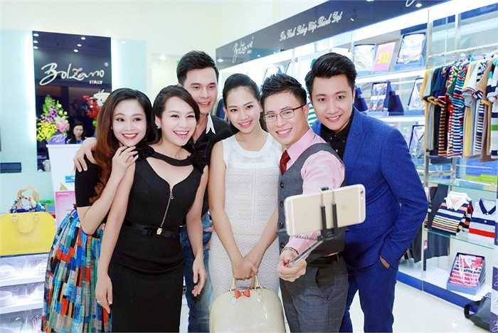 Các MC nhí nhảnh chụp ảnh 'tự sướng'.