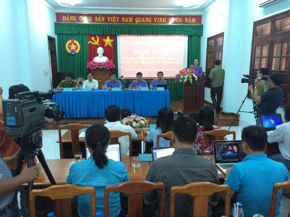 14h chiều 4/11, buổi họp báo chính thức bắt đầu. (Ảnh: Phan Cường)