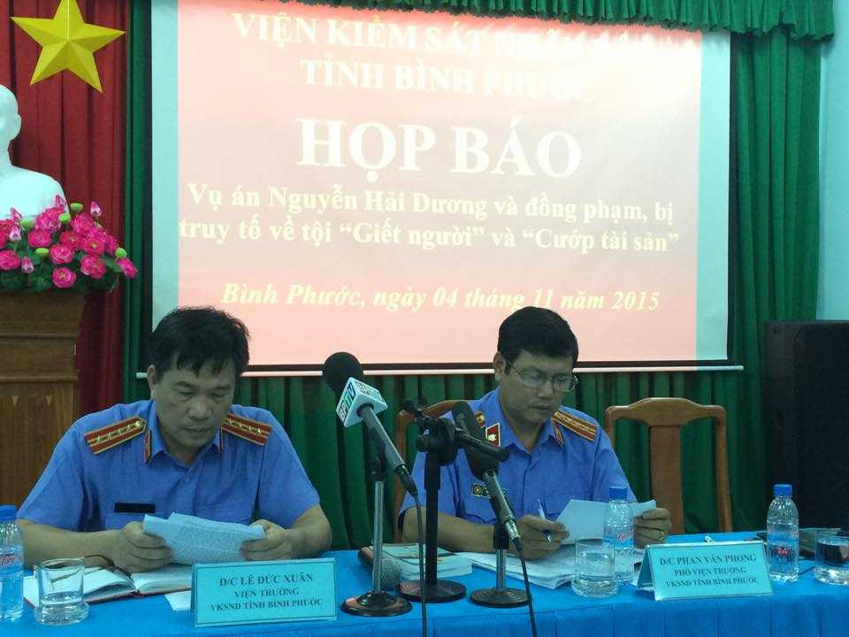 Ông Lê Đức Xuân - Viện trưởng VKSND tỉnh Bình Phước chủ trì bủôi họp báo (Ảnh: Phan Cường)