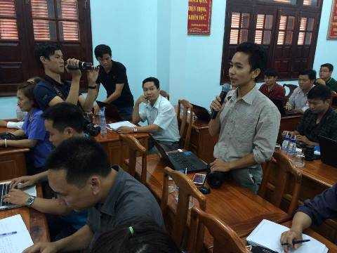 Phóng viên báo chí đặt câu hỏi tại cuộc họp báo. (Ảnh: Phan Cường).