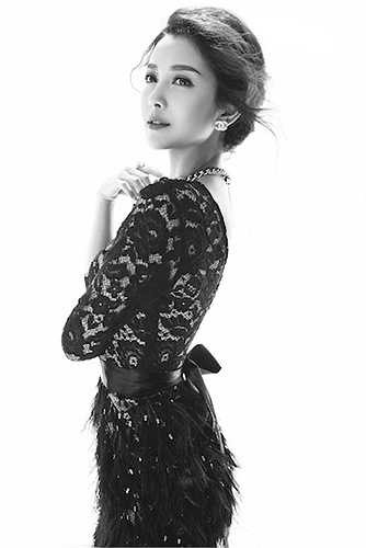 Trong loạt ảnh này, cô diện loạt trang phục trễ nải, vô cùng sexy.