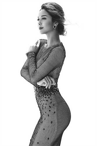 Cùng ngắm vẻ sexy của Jennifer Phạm trong loạt ảnh đen trắng mới nhất: