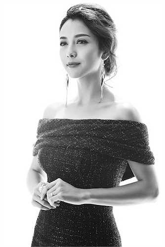 Anh chia sẻ: 'Nhiều người nghĩ, phụ nữ mạnh mẽ phải có vẻ ngoài gai góc, cá tính. Ngược lại, Jennifer Phạm thể hiện quyền lực của mình rất uyển chuyện, cô luôn nhẹ nhàng, thân thiện và rất thời trang'. 