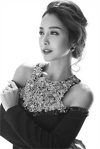 Lê Thanh Hòa đã khéo léo lựa chọn chất liệu da, dạ… đi kèm những phụ kiện đính kim loại làm nổi bật nét khỏe mạnh, phóng khoáng của người phụ nữ đồng thời tạo được điểm khác biệt so với những bộ sưu tập trước đó. 