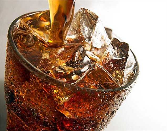 Soda và kẹo không có bất kỳ giá trị dinh dưỡng nào. Các lựa chọn tốt hơn là thay thế chúng với nước và hoa quả. Soda góp phần vào việc tăng cân và thậm chí làm tăng thèm đồ ngọt.