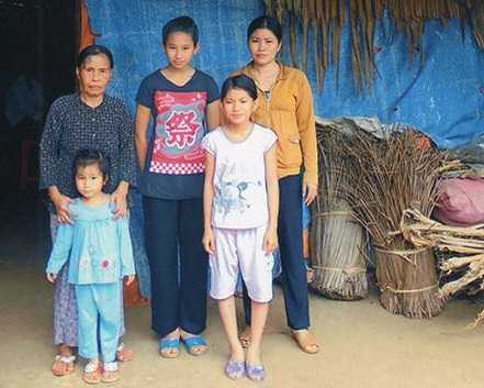 Người phụ nữ trong căn nhà dột nát oằn lưng nuôi mẹ già và 3 con nhỏ