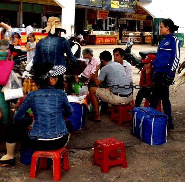 Các đối tượng buôn bán thuốc kích dục tại chợ Đông Hà đều là phụ nữ trung niên núp bóng đi bán quần áo dạo và hay tụ tập tại các góc chợ, quán nước hễ có khách lạ là họ liền đến gạ gẫm bán thuốc.