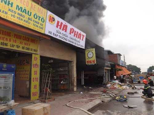 Lửa cháy lan sang các quầy hàng bên cạnh