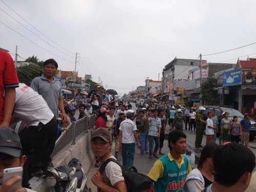 Giao thông trên Quốc lộ 1A ùn tắc nghiêm trọng. (Ảnh Dân Việt)