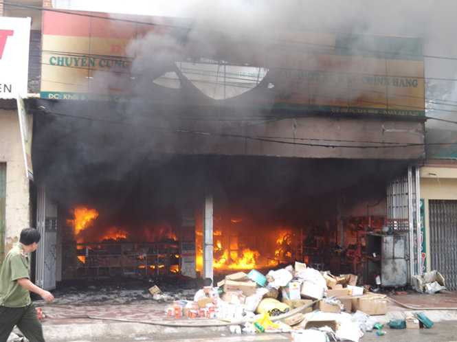Ngọn lửa bùng cháy khắp các quầy hàng - Ảnh: Nguyễn Lê