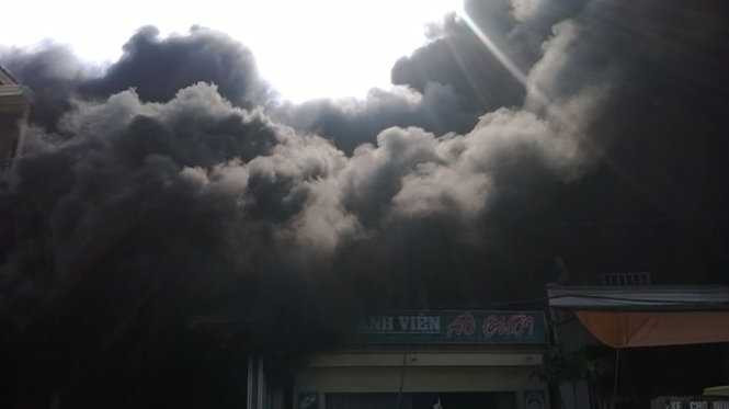 Đám cháy lan rộng sang các nhà xung quanh - Ảnh: Duy Ngợi
