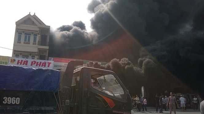 Đám cháy lan rộng - Ảnh: Duy Ngợi