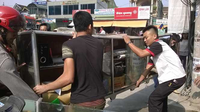 Người dân nhanh chóng tẩu tán tài sản ra ngoài - Ảnh: Duy Ngợi