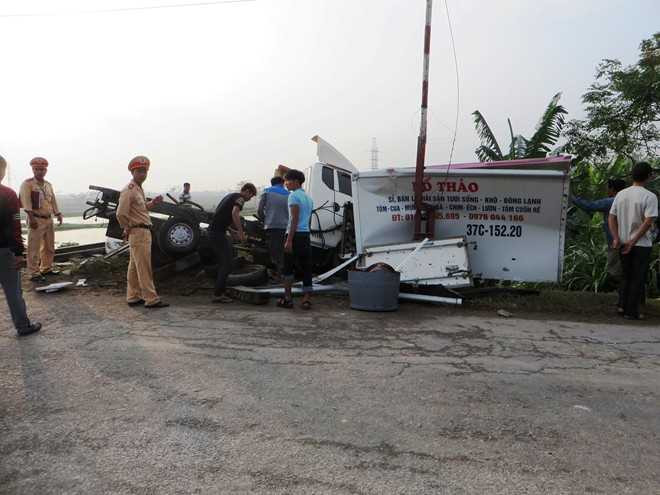 Thùng xe tải chở hải sản văng ra ngoài sau tai nạn. Ảnh: Phạm Hòa.