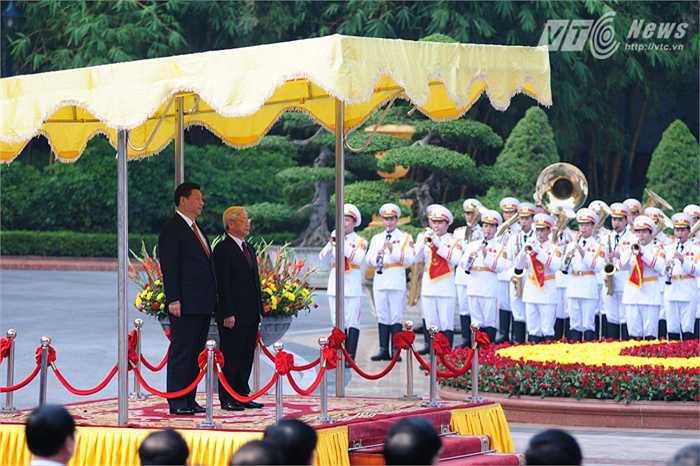 Lễ chào cờ và quốc ca hai nước - Ảnh: Tùng Đinh