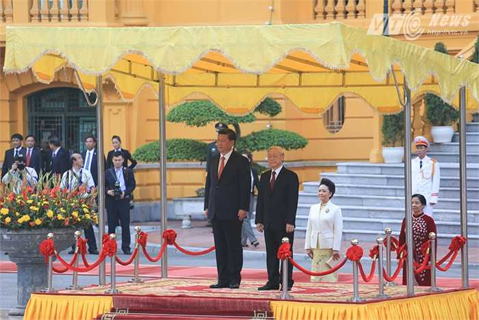 Tổng Bí thư và ông Tập Cận Bình duyệt đội danh dự - Ảnh: Phạm Thành