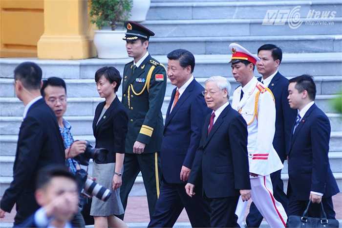 Tổng Bí thư Nguyễn Phú Trọng cùng ông Tập Cận Bình di chuyển sang Văn phòng Trung ương Đảng - Ảnh: Tùng Đinh