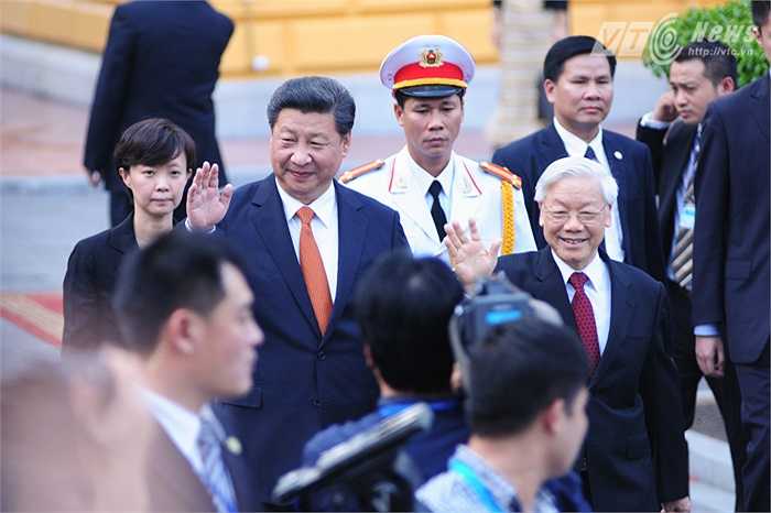 Vẫy chào các thành viên đoàn Việt Nam - Ảnh: Tùng Đinh
