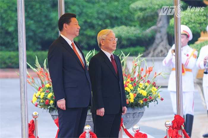 Chủ tịch Trung Quốc Tập Cận Bình làm lễ chào cờ - Ảnh: Tùng Đinh