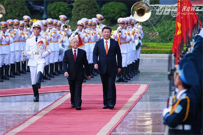 Tổng Bí thư Nguyễn Phú Trọng và Chủ tịch Trung Quốc Tập Cận Bình duyệt đội danh dự - Ảnh: Tùng Đinh