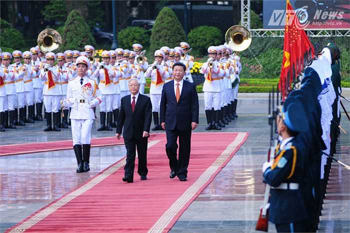 Tổng Bí thư Nguyễn Phú Trọng và Chủ tịch Trung Quốc Tập Cận Bình duyệt đội danh dự - Ảnh: Tùng Đinh
