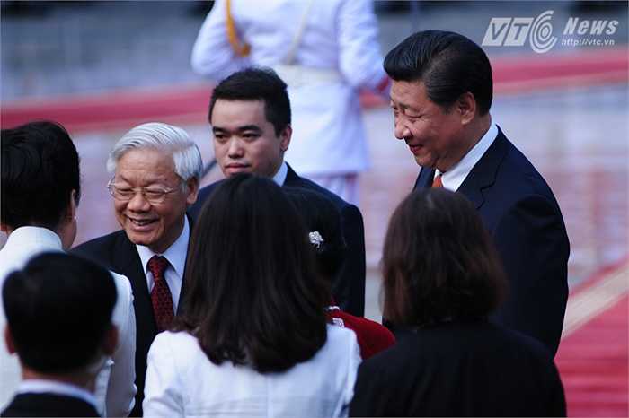Tổng Bí thư Nguyễn Phú Trọng chào Phu nhân Chủ tịch Tập Cận Bình, bà Bành Lệ Viện - Ảnh: Tùng Đinh