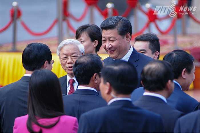 Tổng Bí thư Nguyễn Phú Trọng giới thiệu các thành viên đoàn Việt Nam với ông Tập Cận Bình - Ảnh: Tùng Đinh