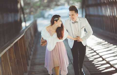 Lương Bích Hữu cho biết, mặc dù là bạn bè thân nhưng khi hóa thân thành người tình của ca sĩ điển trai, chị vẫn có cảm giác hơi bối rối nhưng cực kì vui và nhiều kỉ niệm khi thực hiện bộ ảnh này.